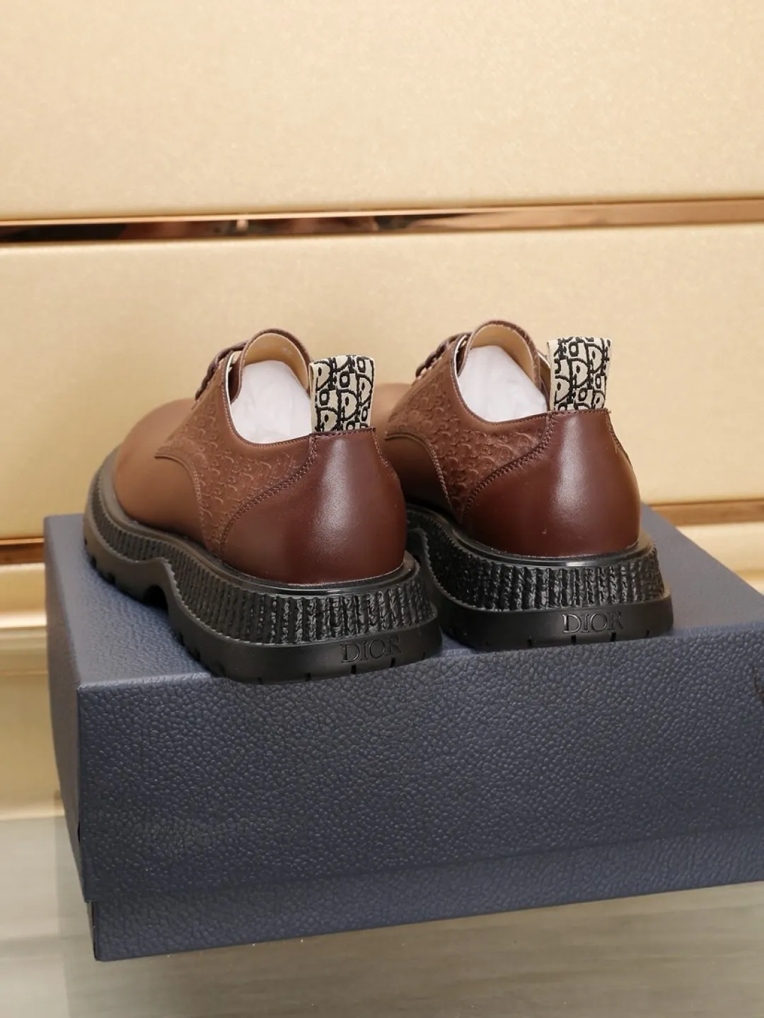 Factory P500💰Dior Buffalo's new low-top Derby casual leather shoes, a new product in the 2024 spring men's series, ideally combine unconventional characteristic elements with Dior's high-end aesthetic style. The original first-grain calfskin upper features side panels with a tonal debossed Oblique print, and the chunky rubber sole showcases a crepe-effect design. Styled with wide leather laces and Oblique-printed rear pull tabs, they add a modern touch to any look. Practical and stylish, it can be easily paired with a variety of casual looks. Size: 38-44 (45 customized)